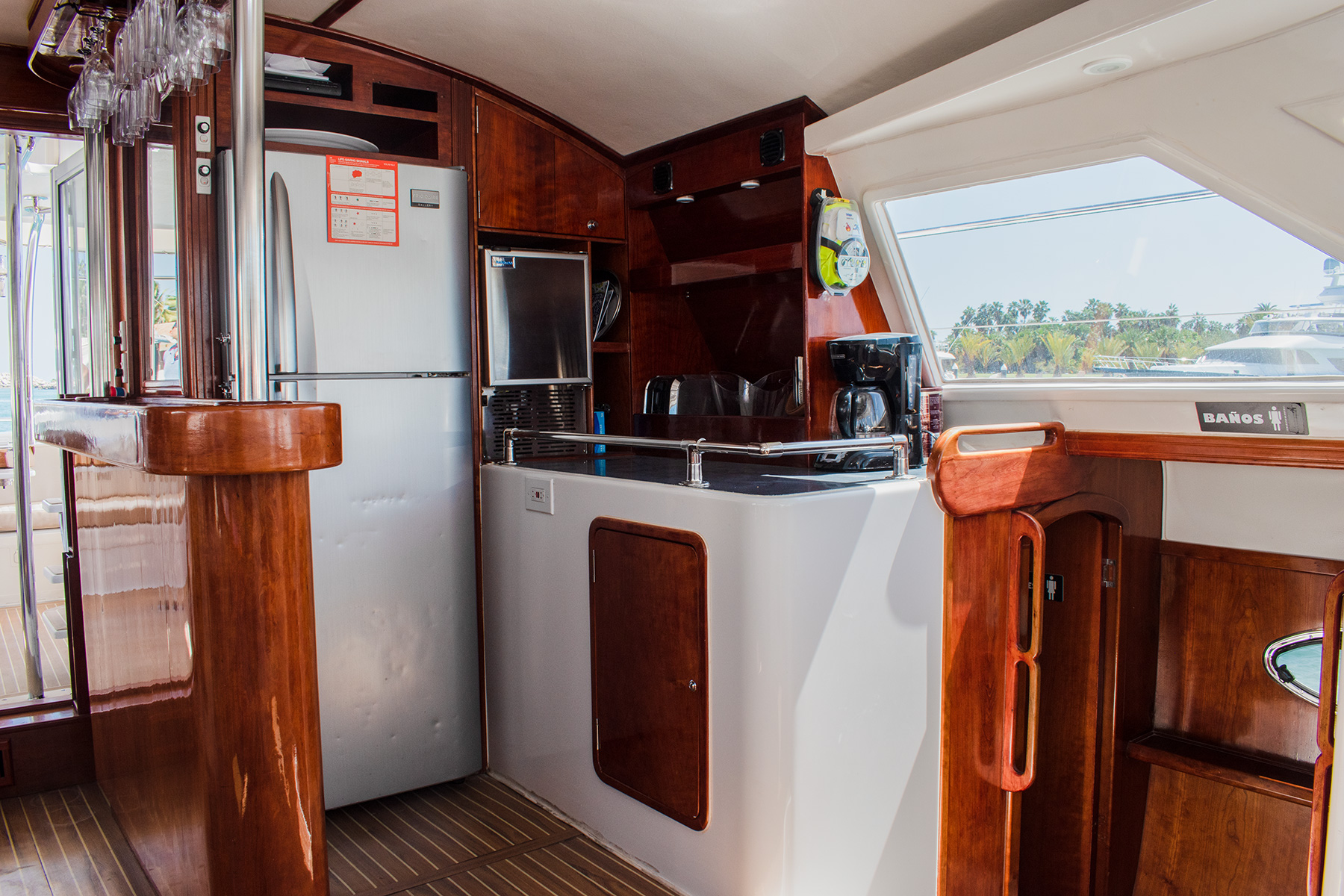 Catamaran-48-ft-vista-interior-barra-y-cocina