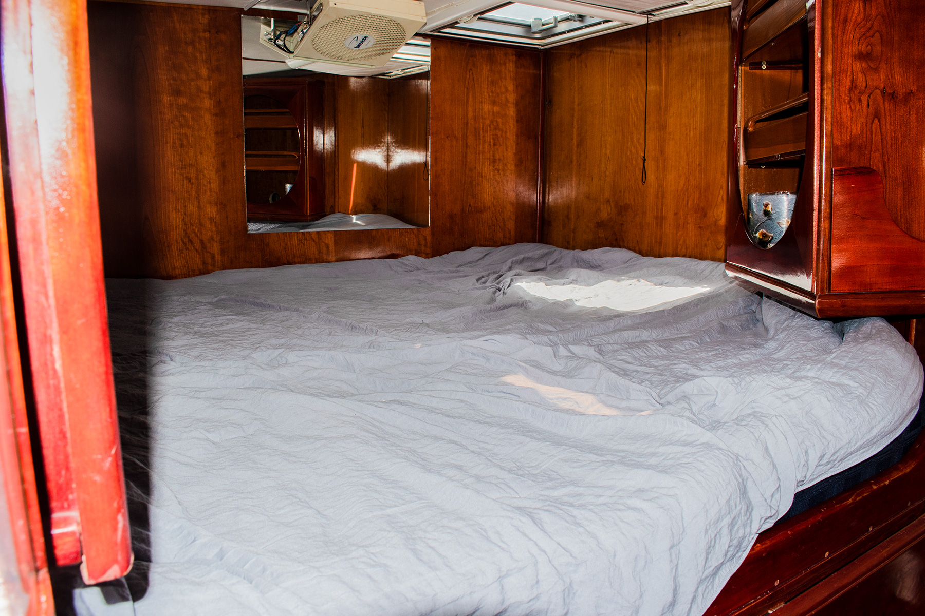 Catamaran-48-ft-vista-interior-cama