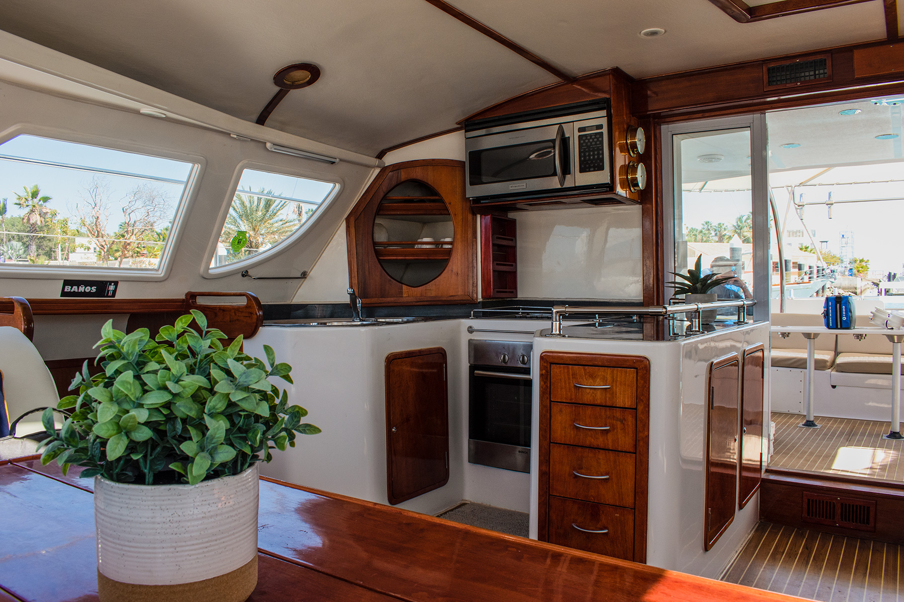 Catamaran-48-ft-vista-interior-cocina
